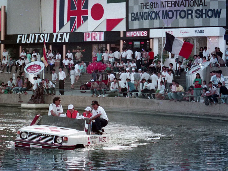 Aksi dinamik Mitsubishi Pajero El Lago sedang membelah air tasik dengan kelajuan santai sambil disaksikan oleh ratusan pengunjung di tepi tebing tasik pameran.