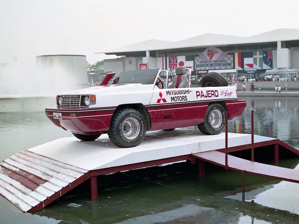Pandangan sisi penuh Mitsubishi Pajero El Lago yang diletakkan di atas tanjakan pameran khas di atas tasik semasa acara Bangkok International Motor Show 1988.