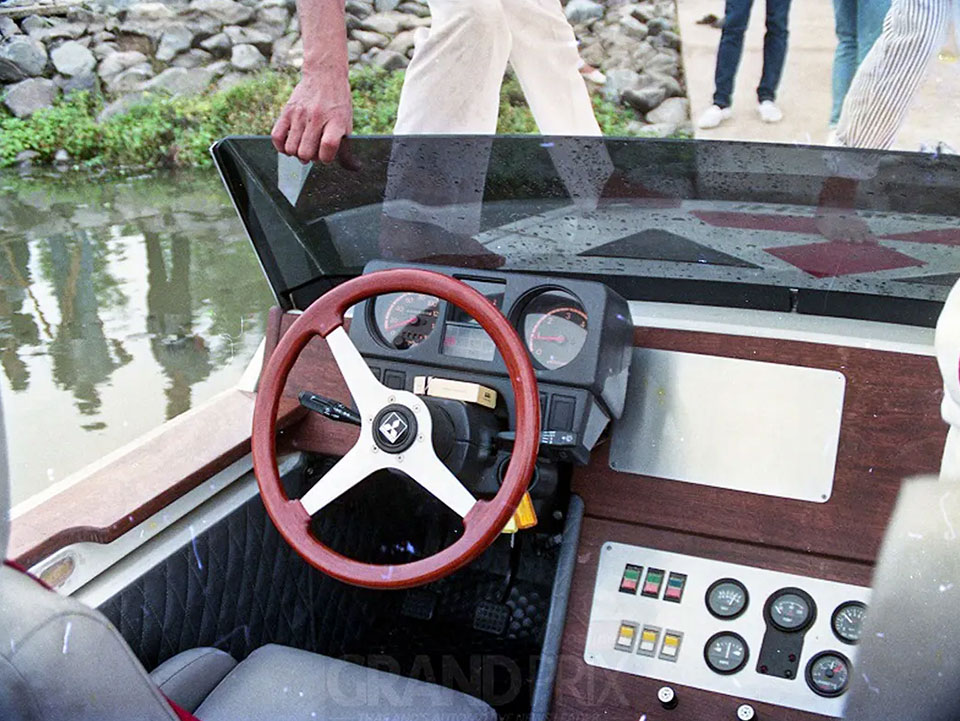 Pandangan dalaman ruang kabin dua tempat duduk Mitsubishi Pajero El Lago yang memaparkan papan pemuka (dashboard) kemasan papan kayu ala yacht, stereng rekaan klasik, dan panel suis meter gred marin.